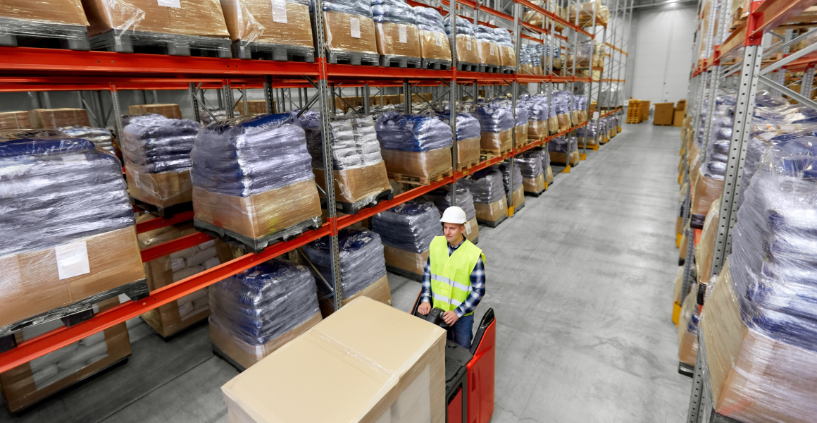 SME logistics efficiency: organised warehouse shelves to reduce costs and increase productivity
