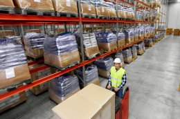 SME logistics efficiency: organised warehouse shelves to reduce costs and increase productivity