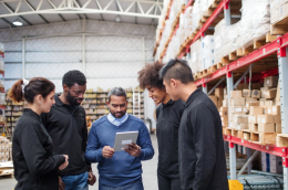 Logistics consultant reviewing warehouse operations with the client’s team, representing the choice of a logistics consulting partner.